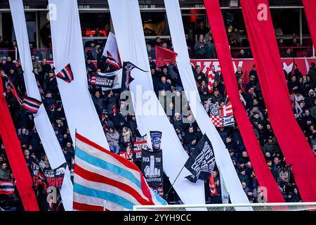 Eindhoven, pays-Bas. 22 décembre 2024. EINDHOVEN, PAYS-BAS - 22 DÉCEMBRE : les fans du PSV brandissant des drapeaux lors du match néerlandais Eredivisie entre le PSV et Feyenoord au Philips Stadion le 22 décembre 2024 à Eindhoven, pays-Bas. (Photo par Andre Weening/Orange Pictures) crédit : Orange pics BV/Alamy Live News Banque D'Images