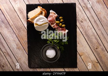Une présentation en ardoise de charcuterie sous une forme simple avec pasrsil plat. Vue de dessus. Banque D'Images