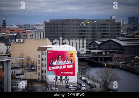 Verdi zusammen geht Mehr DEU, Deutschland, Allemagne, Berlin, 16.12.2024 Grossplakat der Gewerkschaft verdi mit motto zusammen geht Mehr Wir sind Ver.di fuer die Tarifrunde Oeffentlicher Dienst zum Thema Tarifrunde 2024 im oeffentlichen Dienst der Gewerkschaft DGB und ver.di auf einer Aussenwand in Berlin Deutschland en: grande affiche du syndicat verdi avec la devise ensemble plus zusammen geht Mehr nous sommes Ver.di pour le cycle de négociation collective de la fonction publique sur le sujet du 2024 dans la fonction publique du syndicat DGB et ver.di sur un mur extérieur à Berlin Allemagne . Banque D'Images