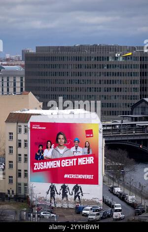 Verdi zusammen geht Mehr DEU, Deutschland, Allemagne, Berlin, 16.12.2024 Grossplakat der Gewerkschaft verdi mit motto zusammen geht Mehr Wir sind Ver.di fuer die Tarifrunde Oeffentlicher Dienst zum Thema Tarifrunde 2024 im oeffentlichen Dienst der Gewerkschaft DGB und ver.di auf einer Aussenwand in Berlin Deutschland en: grande affiche du syndicat verdi avec la devise ensemble plus zusammen geht Mehr nous sommes Ver.di pour le cycle de négociation collective de la fonction publique sur le sujet du 2024 dans la fonction publique du syndicat DGB et ver.di sur un mur extérieur à Berlin Allemagne . Banque D'Images