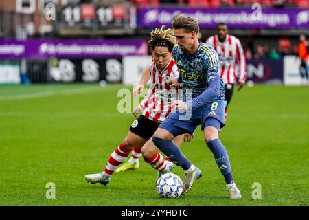 Rotterdam - Shunsuke Mito de Sparta Rotterdam défie Kenneth Taylor de l'AFC Ajax lors de la dix-septième manche de compétition de la saison Eredivisie 2024/2025. Le match se déroule entre le Sparta Rotterdam et l'Ajax au Het Kasteel le 22 décembre 2024 à Rotterdam, aux pays-Bas. (VK Sportphoto/René Nijhuis) Banque D'Images