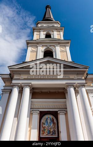 Une grande église blanche avec un ciel bleu en arrière-plan. Le bâtiment est très vieux et a beaucoup de détails Banque D'Images