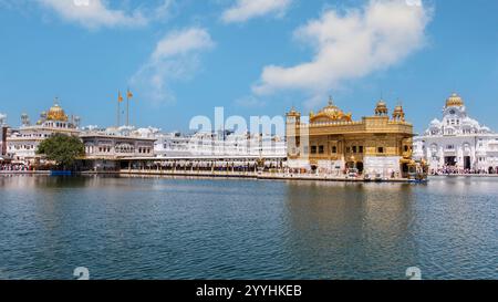 Le Temple d'Or, officiellement connu sous le nom de Sri Harmandir Sahib, est un gurdwara sikh vénéré situé à Amritsar, au Pendjab, en Inde. Banque D'Images