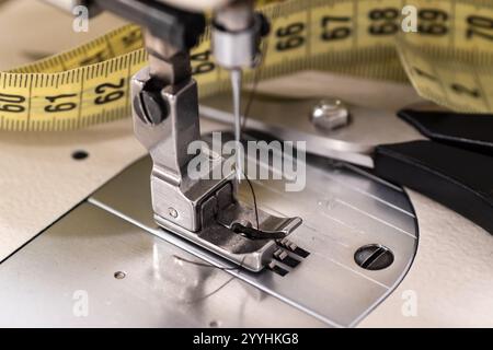 Pied de pression de machine à coudre industrielle et accessoires de couture en gros plan Banque D'Images