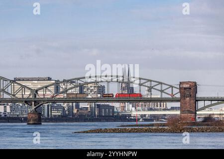 Train de marchandises sur le Suedbruecke (pont Sud), vue sur le port de Rheinau avec les maisons de grues et la cathédrale, Cologne, Allemagne. Gueterzug au Banque D'Images