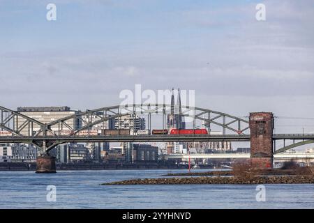 Train de marchandises sur le Suedbruecke (pont Sud), vue sur le port de Rheinau avec les maisons de grues et la cathédrale, Cologne, Allemagne. Gueterzug au Banque D'Images