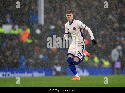 Goodison Park, Liverpool, Royaume-Uni. 22 décembre 2024. Premier League Football, Everton contre Chelsea ; Cole Palmer de Chelsea s'avance lors d'une forte pluie crédit : action plus Sports/Alamy Live News Banque D'Images