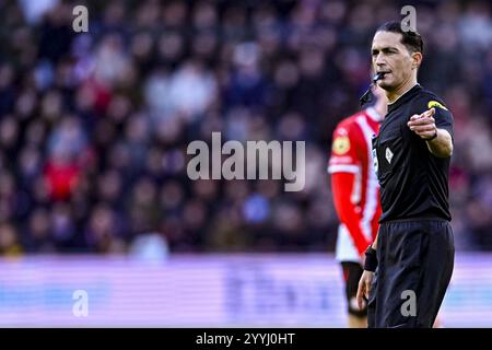 Eindhoven, pays-Bas. 22 décembre 2024. EINDHOVEN, 22-12-2024, stade Philips, football, eredivisie néerlandaise, saison 2024/2025, arbitre Serdar Gozubuyuk pendant le match PSV - Feyenoord crédit : Pro Shots/Alamy Live News Banque D'Images