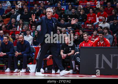 Gordon Herbert, entraîneur-chef du FC Bayern Munich, réagit lors de la saison régulière de Turkish Airlines Euro League 2024/25 Round 17 entre l'EA7 Emporio Armani Milan et le FC Bayern Munich au Forum Unipol. Score final EA7 Emporio Armani Milan 78 :79 FC Bayern Munich. Banque D'Images