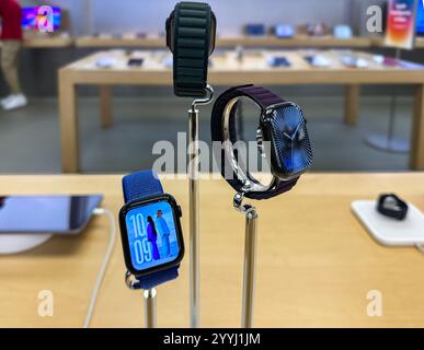 Apple Watches exposées dans un Apple Store Banque D'Images