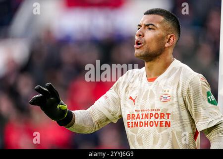 Eindhoven, pays-Bas. 22 décembre 2024. EINDHOVEN, PAYS-BAS - 22 DÉCEMBRE : Walter Benitez du PSV Gestures lors du match néerlandais Eredivisie entre le PSV et Feyenoord au Philips Stadion le 22 décembre 2024 à Eindhoven, pays-Bas. (Photo de Joris Verwijst/Orange Pictures) crédit : Orange pics BV/Alamy Live News Banque D'Images