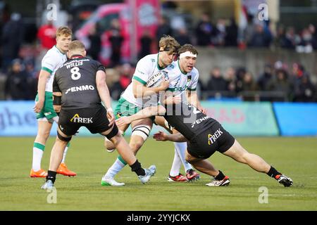 Alex Coles des des Saints de Northampton (au centre) est attaqué par Theo Dan des Saracens (à droite) lors du Gallagher Premiership match au StoneX Stadium de Londres. Date de la photo : dimanche 22 décembre 2024. Banque D'Images