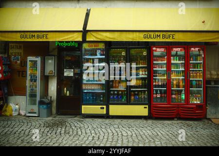 Balat, Istanbul, Turquie - 28 novembre 2024 : un kiosque de boissons et de collations avec une variété d'options de boissons dans le réfrigérateur de la vitrine Banque D'Images