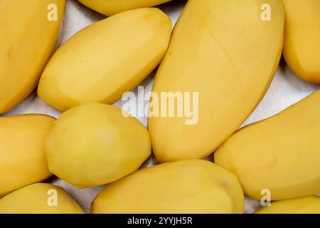 Pommes de terre pelées dans un pot - fond de préparation des aliments frais Banque D'Images