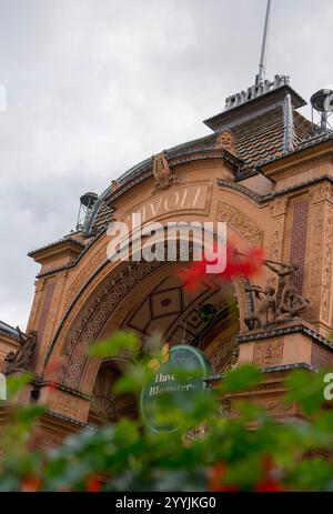 Copenhague, Danemark - 13 septembre 2024 : Parc d'attractions Tivoli Gardens dans le centre de Copenhague. Porte d'entrée principale avant des jardins de Tivoli. Banque D'Images