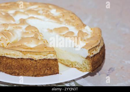 Photo de table d'une tarte traditionnelle tranchée sur une plaque de verre avec un fond de découpe. Vue de dessus. Banque D'Images