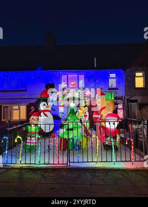 Maison décorée à Noël avec des figures gonflables. Banque D'Images