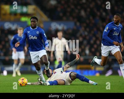 Liverpool, Royaume-Uni. 22 décembre 2024. Orel Mangala d'Everton avec Enzo Fernández de Chelsea lors du match de premier League à Goodison Park, Liverpool. Le crédit photo devrait se lire : Simon Bellis/Sportimage crédit : Sportimage Ltd/Alamy Live News Banque D'Images