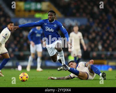 Liverpool, Royaume-Uni. 22 décembre 2024. Orel Mangala d'Everton avec Enzo Fernández de Chelsea lors du match de premier League à Goodison Park, Liverpool. Le crédit photo devrait se lire : Simon Bellis/Sportimage crédit : Sportimage Ltd/Alamy Live News Banque D'Images