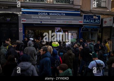 Les gens se rassemblent devant le bureau de Doña Manolita à Madrid. Attente dans les bureaux de loterie d'État et de Paris dans le centre de Madrid pendant l'extraordinaire loterie de Noël, connue sous le nom de loterie de Noël. Cette année, le premier prix est allé à 72 480. Banque D'Images