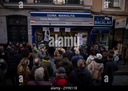 Les gens se rassemblent devant le bureau de Doña Manolita à Madrid. Attente dans les bureaux de loterie d'État et de Paris dans le centre de Madrid pendant l'extraordinaire loterie de Noël, connue sous le nom de loterie de Noël. Cette année, le premier prix est allé à 72 480. Banque D'Images