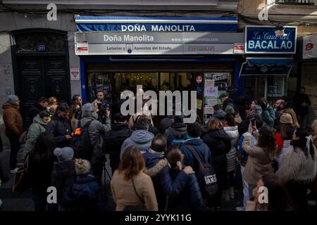 Les gens se rassemblent devant le bureau de Doña Manolita à Madrid. Attente dans les bureaux de loterie d'État et de Paris dans le centre de Madrid pendant l'extraordinaire loterie de Noël, connue sous le nom de loterie de Noël. Cette année, le premier prix est allé à 72 480. Banque D'Images