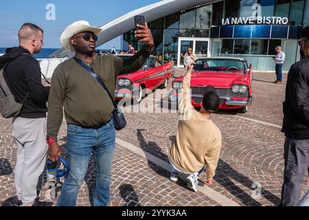 Prise d'un selfie avec une Plymouth Fury 1958 lors d'un rallye American car Club of Malta, Qawra, Malte Banque D'Images