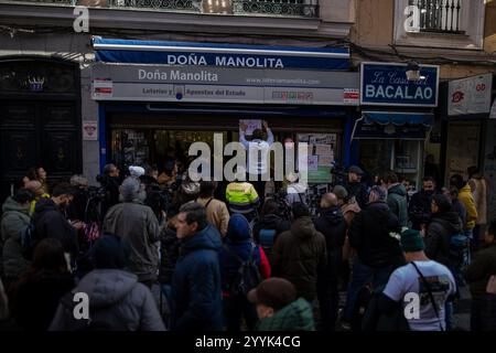 Les gens se rassemblent devant le bureau de Doña Manolita à Madrid. Attente dans les bureaux de loterie d'État et de Paris dans le centre de Madrid pendant l'extraordinaire loterie de Noël, connue sous le nom de loterie de Noël. Cette année, le premier prix est allé à 72 480. (Photo de David Canales / SOPA images/SIPA USA) Banque D'Images