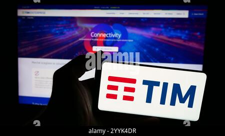 26 juin 2024, Allemagne : dans cette illustration photo, une personne tient un smartphone avec le logo de la société italienne de télécommunications TIM S.p.A. devant le site. (Crédit image : © timon Schneider/SOPA images via ZUMA Press Wire) USAGE ÉDITORIAL SEULEMENT ! Non destiné à UN USAGE commercial ! Banque D'Images