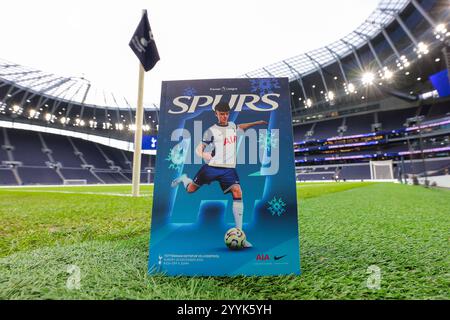 22 décembre 2024 ; Tottenham Hotspur Stadium, Londres, Angleterre ; premier League Football, Tottenham Hotspur contre Liverpool ; programme de match dans le stade Tottenham Hotspur Banque D'Images