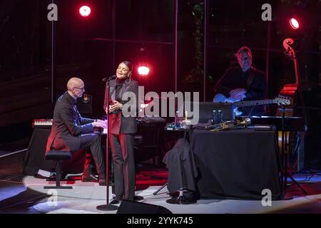 La chanteuse Kim Sanders avec Till Broenner en direct sur Silent Night - The Christmas concert Tour à la cathédrale de Berlin sur 20.12.2024 Banque D'Images