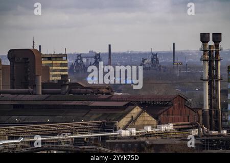 Panorama de l'aciérie ThyssenKrupp à Duisburg-Bruckhausen, aciéries à oxygène et lignes de brames, en arrière-plan l'ancienne aciérie Thyssen Banque D'Images