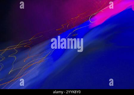 Tableau abstrait avec des bandes claires néon en bleu et rose sur fond sombre, art. Banque D'Images