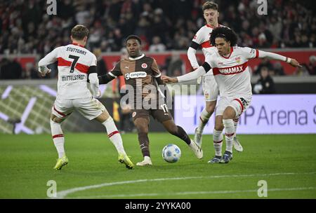 Duel, action Oladapo Afolayan FC composé Pauli (17) contre Maximilian Mittelstaedt VfB Stuttgart (07) Angelo Stiller VfB Stuttgart (06) Anrie Chase VfB S Banque D'Images