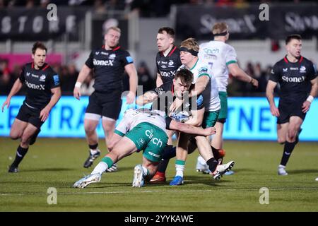 Theo Dan des Saracens est attaqué par Curtis Langdon des Saints de Northampton (centre gauche) lors du Gallagher Premiership match au StoneX Stadium de Londres. Date de la photo : dimanche 22 décembre 2024. Banque D'Images