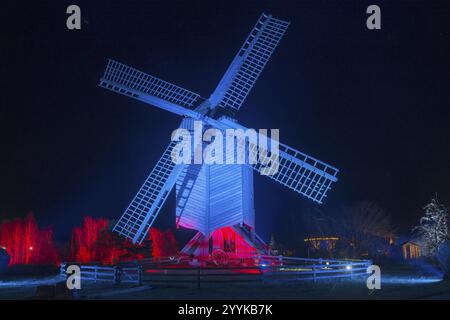 Un grand moulin à vent illuminé bleu-rouge la nuit avec un fond sombre, monde de lumières, illumination, musée du moulin, Gifhorn, basse-Saxe, Allemagne, UE Banque D'Images