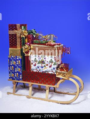 Un traîneau en bois avec des cadeaux de Noël, Noël, colis, photo studio cadeau, basse-Saxe, République fédérale d'Allemagne Banque D'Images