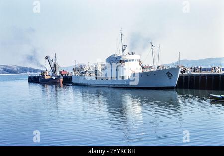 Photo historique d'un bateau de pêche et d'un bateau amarré à l'embarcadère de Campbeltown, Argyll, Écosse, Royaume-Uni dans les années 1960 Banque D'Images