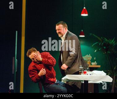 de gauche à droite : Oliver Coopersmith (Carl), Ian Burfield (Ash) in DEALER'S CHOICE par Patrick Marber au Theatre Royal, Royal & Derngate, Northampton, Angleterre 27/05/2014 design : Helen Goddard éclairage : Katharine Williams réalisateur : Michael Longhurst Banque D'Images