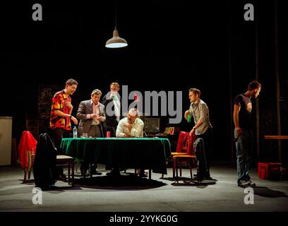 de gauche à droite : Cary Crankson (Mugsy), Richard Hawley (Stephen), Tom Canton (Frankie), Ian Burfield (Ash), Oliver Coopersmith (Carl), Carl Prekopp (Sweeney) in DEALER'S CHOICE par Patrick Marber au Theatre Royal, Royal & Derngate, Northampton, Angleterre 27/05/2014 design : Helen Goddard éclairage : Katharine Williams réalisateur : Michael Longhurst Banque D'Images