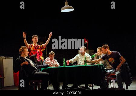 de gauche à droite : Tom Canton (Frankie), Cary Crankson (Mugsy), Richard Hawley (Stephen), Ian Burfield (Ash), Oliver Coopersmith (Carl), Carl Prekopp (Sweeney) in DEALER'S CHOICE par Patrick Marber au Theatre Royal, Royal & Derngate, Northampton, Angleterre 27/05/2014 design : Helen Goddard éclairage : Katharine Williams réalisateur : Michael Longhurst Banque D'Images