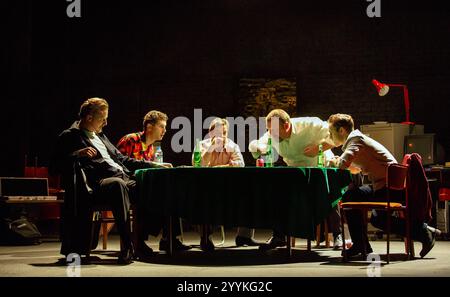 de gauche à droite : Tom Canton (Frankie), Cary Crankson (Mugsy), Richard Hawley (Stephen), Ian Burfield (Ash), Oliver Coopersmith (Carl) dans DEALER'S CHOICE de Patrick Marber au Theatre Royal, Royal & Derngate, Northampton, Angleterre 27/05/2014 design : Helen Goddard éclairage : Katharine Williams réalisateur : Michael Longhurst Banque D'Images