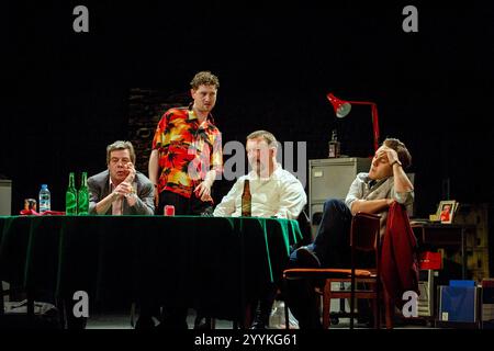 de gauche à droite : Richard Hawley (Stephen), Cary Crankson (Mugsy), Ian Burfield (Ash), Oliver Coopersmith (Carl) dans DEALER'S CHOICE de Patrick Marber au Theatre Royal, Royal & Derngate, Northampton, Angleterre 27/05/2014 design : Helen Goddard éclairage : Katharine Williams réalisateur : Michael Longhurst Banque D'Images