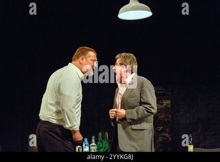 de gauche à droite : Ian Burfield (Ash), Richard Hawley (Stephen) dans DEALER'S CHOICE de Patrick Marber au Theatre Royal, Royal & Derngate, Northampton, Angleterre 27/05/2014 design : Helen Goddard éclairage : Katharine Williams réalisateur : Michael Longhurst Banque D'Images