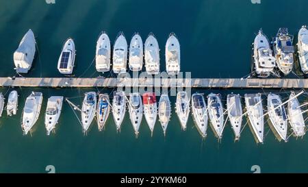 Vue aérienne des yachts amarrés dans une marina Banque D'Images