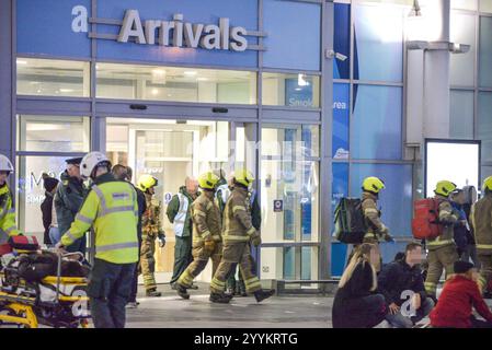 Aéroport de Birmingham, Royaume-Uni 2019 - Une simulation d'attentat terroriste a eu lieu à l'aéroport BHX de Birmingham en Angleterre le 13 novembre 2019. Les acteurs ont été vus avec des blessures maquillées et allongés sur le sol. Des lignes de véhicules des services d'urgence et des dizaines d'ambulanciers paramédicaux, de policiers et de pompiers étaient également présents. La fausse attaque a eu lieu alors que l'aéroport était fermé au public. Credit : arrêter presse Média Banque D'Images