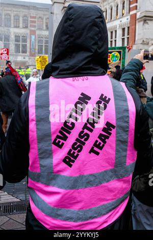 Londres, Royaume-Uni. 21 décembre 2024. Un membre d'une équipe de résistance aux expulsions est photographié devant le Victoria and Albert Museum lors d'une grève des gardes de sécurité représentés par le syndicat United Voices of the World (UVW). Les membres de l'UVW, externalisés aux musées par l'intermédiaire de l'entrepreneur Wilson James, prennent des mesures syndicales sur les salaires et les conditions. Crédit : Mark Kerrison/Alamy Live News Banque D'Images