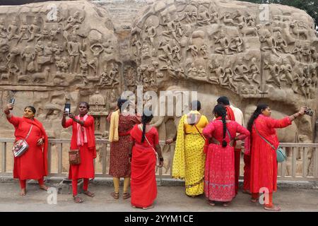 Pèlerins devant la pénitence d'Arjuna à Mamallapuram, Tamil Nadu, Inde Banque D'Images