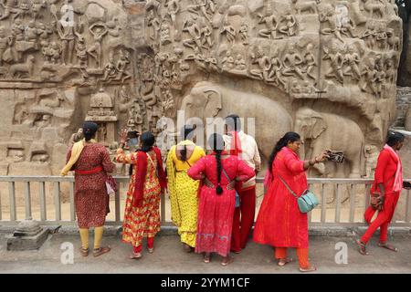 Pèlerins devant la pénitence d'Arjuna à Mamallapuram, Tamil Nadu, Inde Banque D'Images