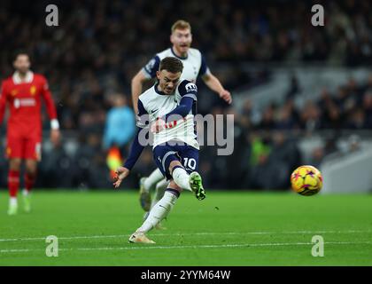 Tottenham Hotspur Stadium, Londres, Royaume-Uni. 22 décembre 2024. Premier League Football, Tottenham Hotspur contre Liverpool ; James Maddison de Tottenham Hotspur tire et marque ses côtés 1er but à la 39e minute pour en faire 2-1 crédit : action plus Sports/Alamy Live News Banque D'Images